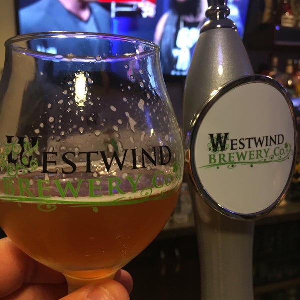 Foto tirada no(a) Westwind Brewery Co. por Aaron W. em 9/26/2017