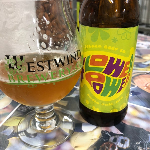 Foto tomada en Westwind Brewery Co.  por Aaron W. el 8/22/2018