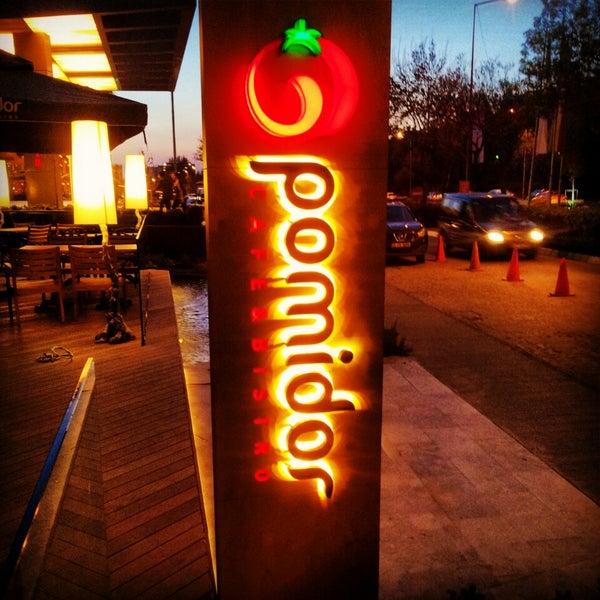 Foto tirada no(a) Pomidor Café &amp; Bistro por Serkan S. em 4/20/2013