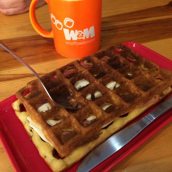 Foto tomada en W&amp;M Waffles &amp; More  por Hugo E. el 2/10/2019