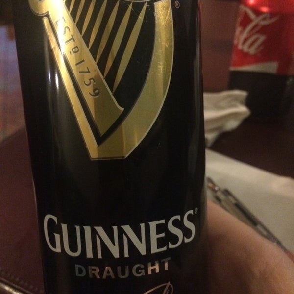 Excelente lugar donde puedes encontrar cerveza Guinness en lata... Si pusieran el shop, ahí sí que la romperían!