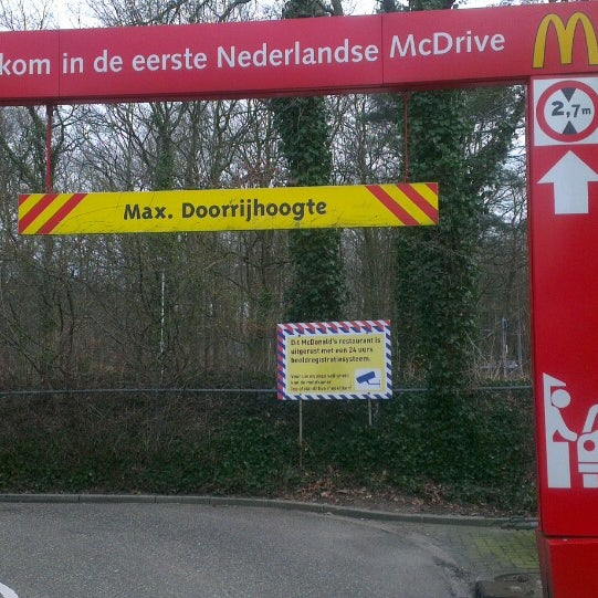 รูปภาพถ่ายที่ McDonald&#39;s โดย willem b. เมื่อ 3/7/2013