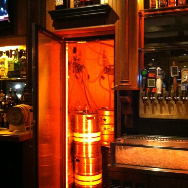 Foto diambil di Ernie&#39;s Bar &amp; Pizza oleh Diena R. pada 4/13/2013