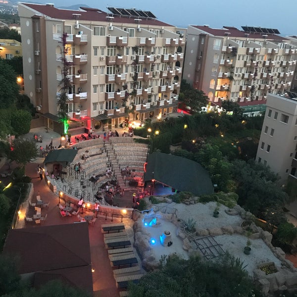 รูปภาพถ่ายที่ Club Paradiso Hotel &amp; Resort โดย Emrah Ü. เมื่อ 7/11/2019