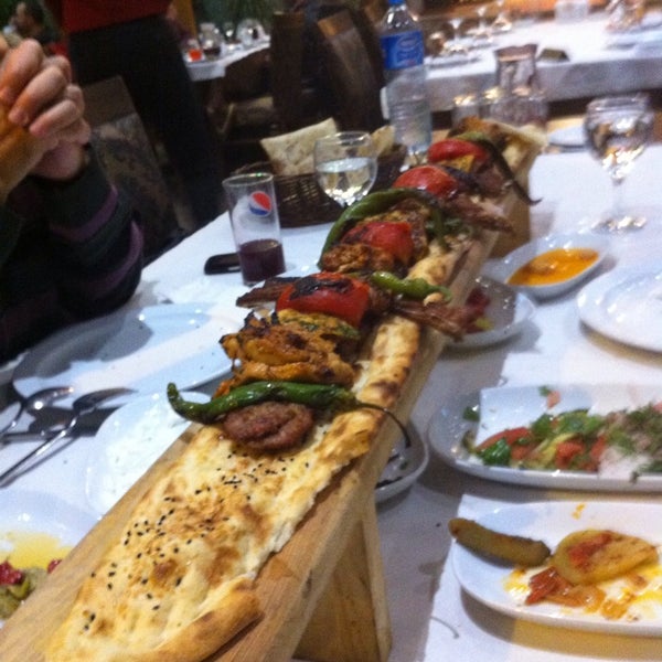 10/4/2013 tarihinde Erman K.ziyaretçi tarafından Adanalı Hasan Kolcuoğlu Restaurant'de çekilen fotoğraf