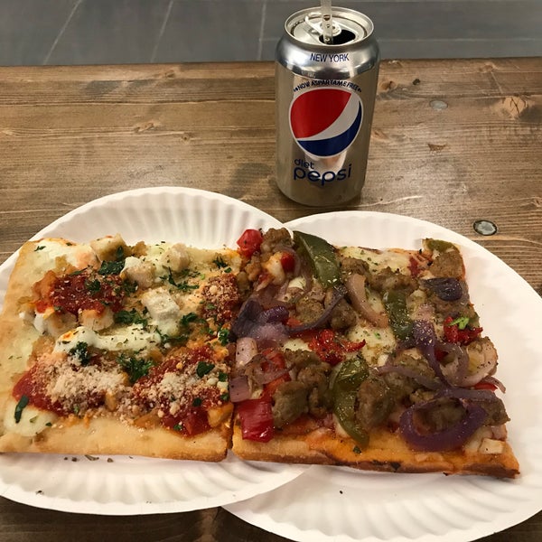 Das Foto wurde bei Champion Pizza von Ozgur T. am 4/15/2018 aufgenommen