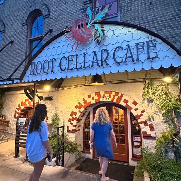 Foto diambil di Root Cellar Cafe oleh John E. pada 8/24/2023