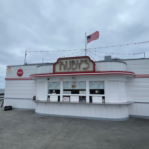 รูปภาพถ่ายที่ Ruby&#39;s Diner โดย John E. เมื่อ 5/9/2023