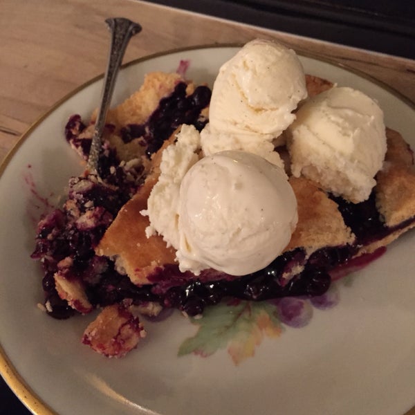 The blueberry pie is flawless. Lemon chess was awesome too.I wish the pecan pie had a more solid nougat-y texture, but was still pretty good. Interesting ice cram favors like goat cheese, or lavender.