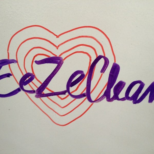 2/22/2013에 Thaly G.님이 EeZeClean Showroom에서 찍은 사진