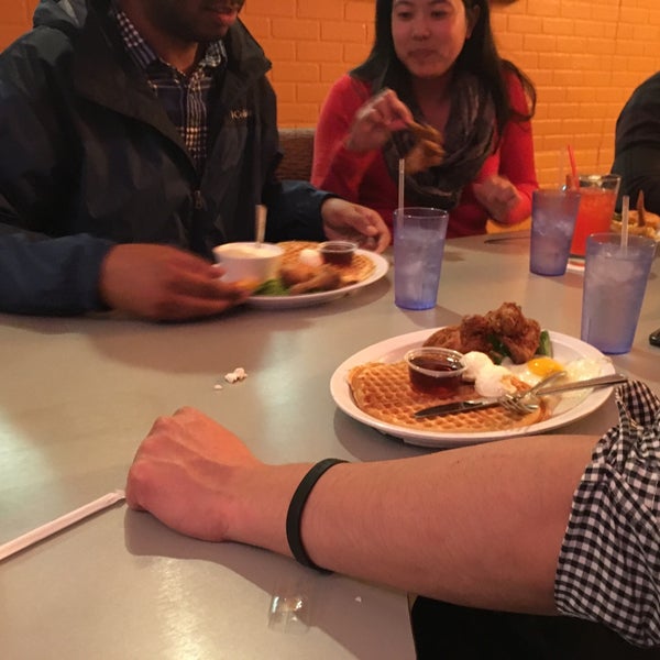 2/19/2016にTim H.がHome of Chicken and Wafflesで撮った写真
