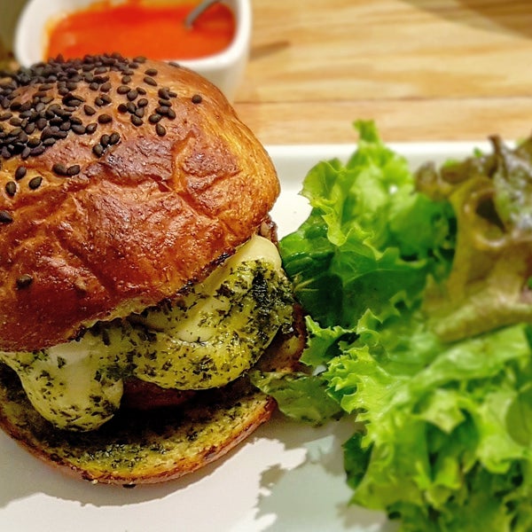 La comida es riquísima,  con porciones justas. Prueben la hamburguesa Teo...Todo el concepto es natural.  Lo único que se me hace caro son las bebidas.