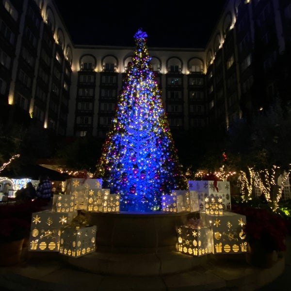 รูปภาพถ่ายที่ Four Seasons Hotel โดย Entre colores y sabores .. เมื่อ 12/12/2021