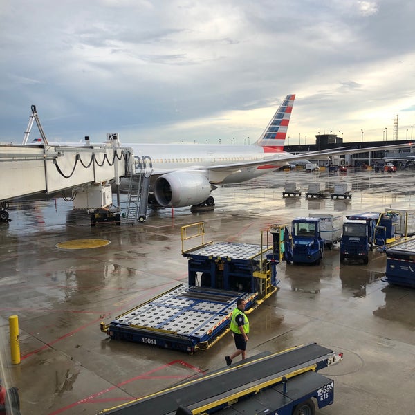 รูปภาพถ่ายที่ American Airlines Ticket Counter โดย Thomas K. เมื่อ 6/5/2019