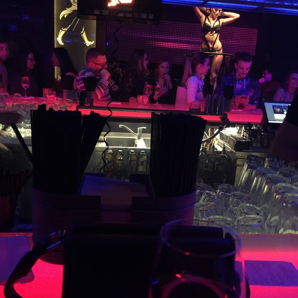Foto tomada en M1 Lounge Bar &amp; Club  por Burcu el 2/3/2018
