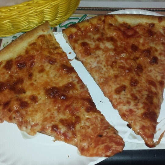 Снимок сделан в Gino&#39;s Pizza of Great Neck пользователем Alan P. 6/22/2014