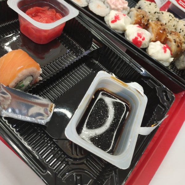 Женщина готовит суши. Make sushi and prove dad wrong. Роллы. Make sushi and prove dad wrong. Make sushi and prove dad wrong.