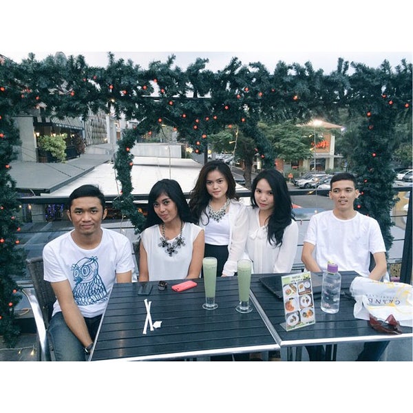 Photo taken at ZOOM Palace cafe and resto by Rima Kartika P. on 7/5/2015