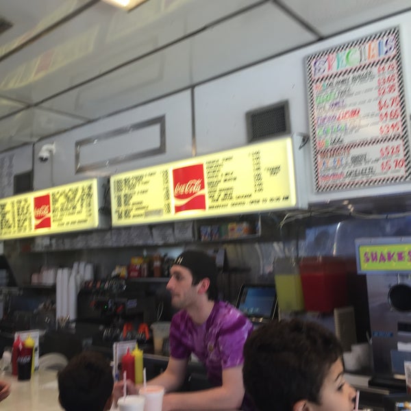 Photo taken at Hunter House Hamburgers by Koval C. on 6/12/2016