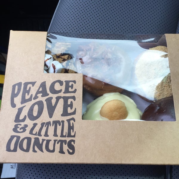 6/10/2016 tarihinde Patti Annziyaretçi tarafından Peace Love &amp; Little Donuts'de çekilen fotoğraf