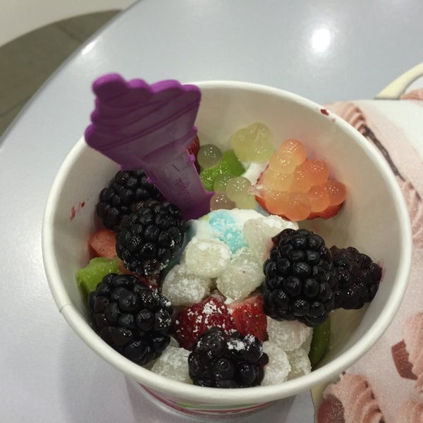 Photo taken at Menchie&#39;s by Rob L. on 10/31/2014