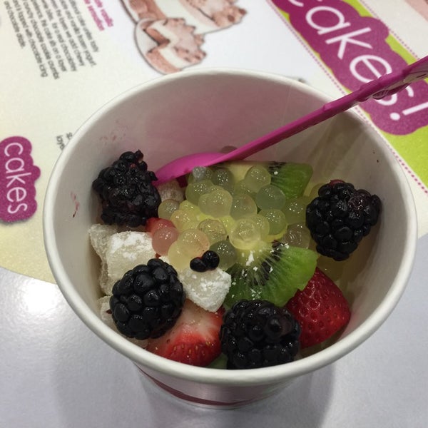 Photo taken at Menchie&#39;s by Rob L. on 11/13/2014