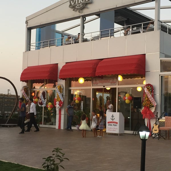 Das Foto wurde bei Vira Port Cafe &amp; Restaurant von Miray B. am 8/5/2015 aufgenommen