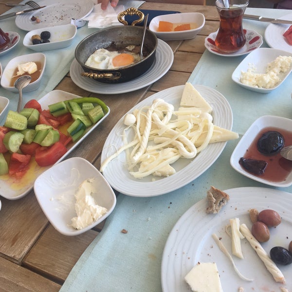 Снимок сделан в Ayasaranda İmren Restaurant пользователем Miray B. 8/26/2018