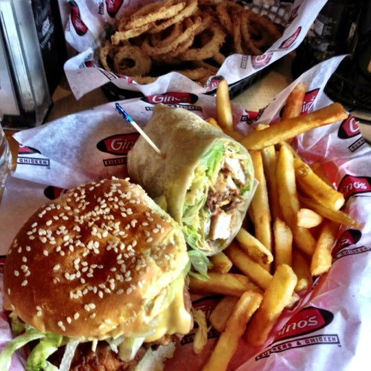 Снимок сделан в Gino&#39;s Burgers &amp; Chicken пользователем Alyssa W. 12/8/2012