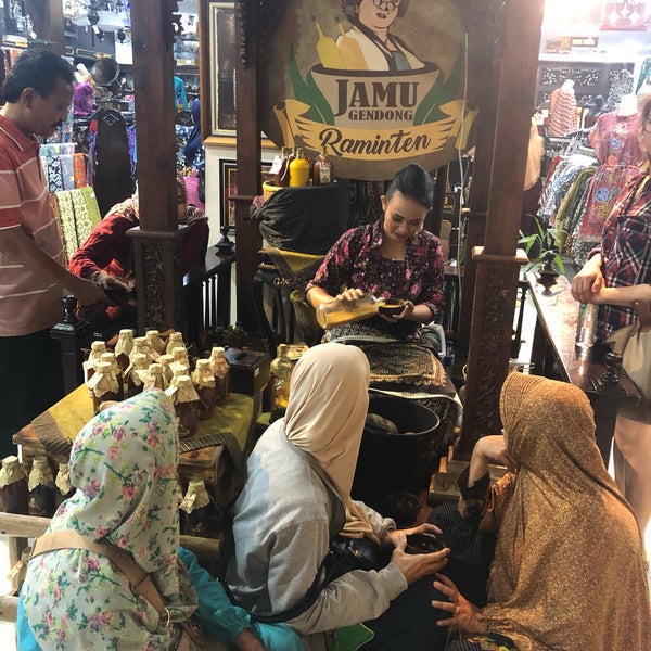 Foto diambil di Hamzah Batik oleh ayu g. pada 6/26/2019