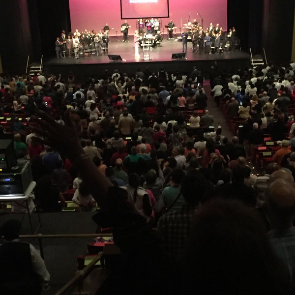 Foto tirada no(a) Raleigh Memorial Auditorium por H Paul S. em 10/6/2015