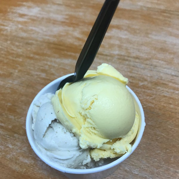 Foto tirada no(a) Mashti Malone Ice Cream por Kristina L. em 2/19/2018