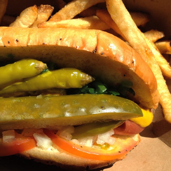 4/28/2015에 tobie n.님이 Prairie Dogs Hot Dogs &amp; Handcrafted Sausages에서 찍은 사진