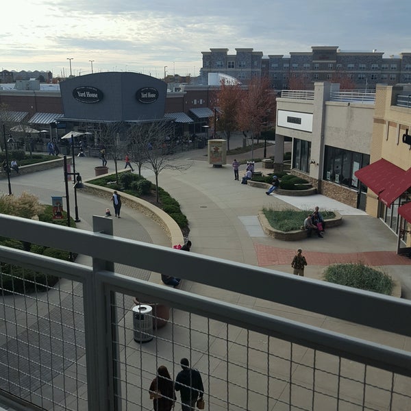 Das Foto wurde bei Legends Outlets Kansas City von Troy O. am 11/5/2016 aufgenommen