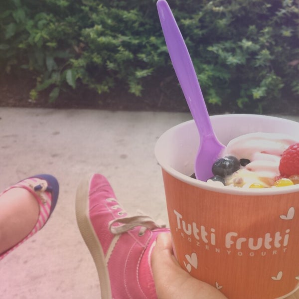 รูปภาพถ่ายที่ Tutti Frutti Frozen Yogurt โดย Betty เมื่อ 6/17/2013