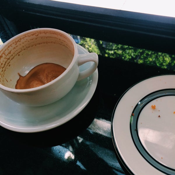 Foto diambil di Ninth Street Espresso oleh Joa J. pada 9/28/2015