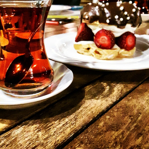 Снимок сделан в Şazeli Cafe &amp; Nargile пользователем Gülay U. 8/12/2017