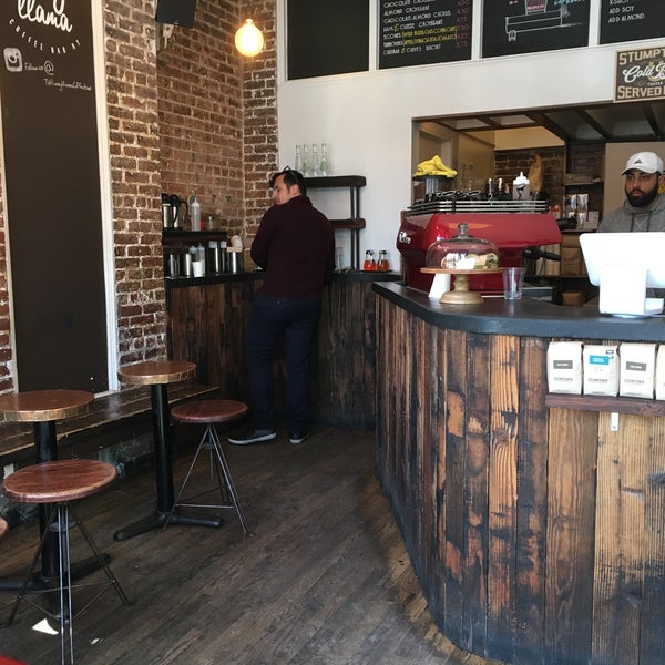 4/12/2016 tarihinde Jean-Paul T.ziyaretçi tarafından The Lazy Llama Coffee Bar'de çekilen fotoğraf
