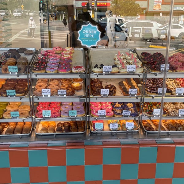 Foto diambil di California Donuts oleh Jean-Paul T. pada 2/8/2021
