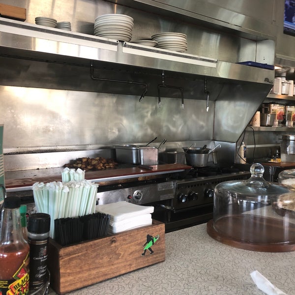 Foto diambil di Howley&#39;s Restaurant oleh Jeremiah J. pada 11/30/2018