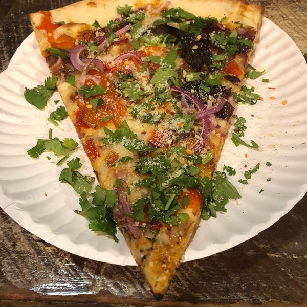 Foto tomada en Five Points Pizza  por Jeremiah J. el 3/16/2018