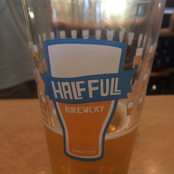 Das Foto wurde bei Half Full Brewery von Jeremiah J. am 7/23/2016 aufgenommen