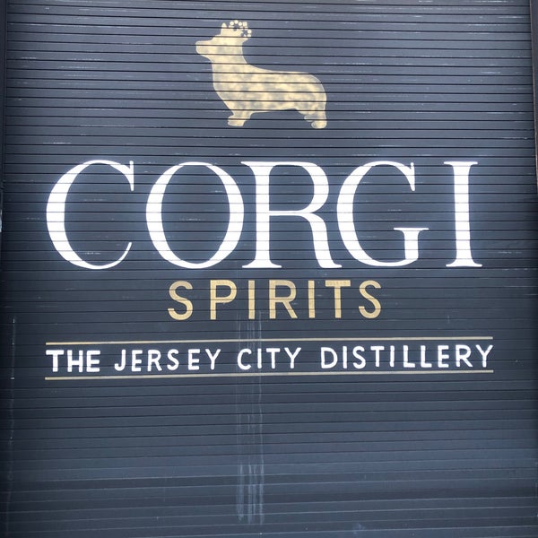 Foto tirada no(a) Corgi Spirits at The Jersey City Distillery por Jeremiah J. em 3/7/2020