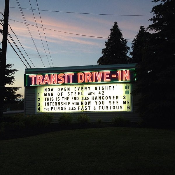 รูปภาพถ่ายที่ Transit Drive-In โดย Rachel C. เมื่อ 6/17/2013