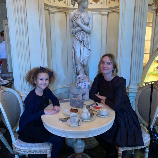 Photo prise au Confectionary (Cafe Pushkin) par Anastasia B. le12/1/2019