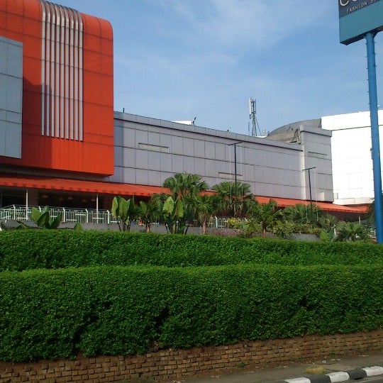 รูปภาพถ่ายที่ Plaza Kalibata (Kalibata Mall) โดย Dwiki S. เมื่อ 4/8/2013