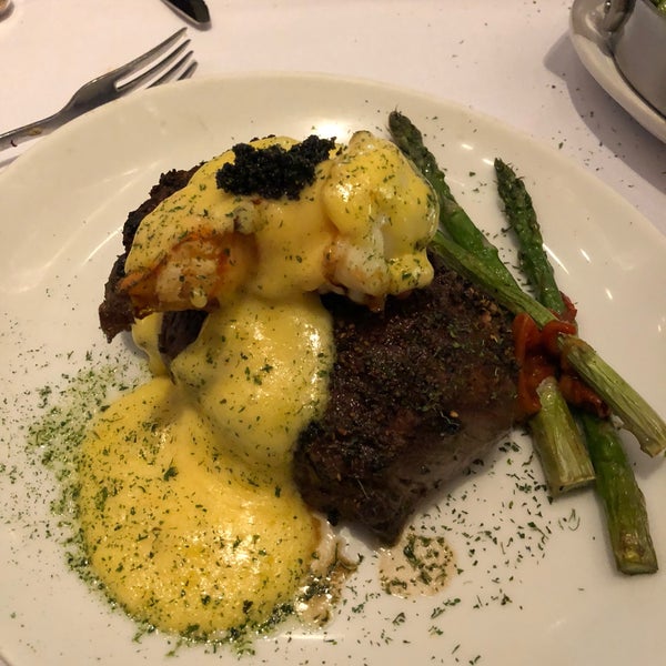 Photo taken at Fleming&#39;s Prime Steakhouse &amp; Wine Bar by Sergio S. on 1/20/2018