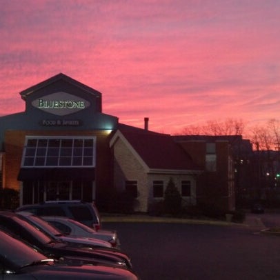 รูปภาพถ่ายที่ Bluestone Restaurant โดย Ryan P. เมื่อ 2/11/2013