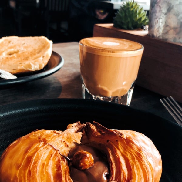 Foto diambil di Swork Coffee Bar oleh Abdullah pada 4/30/2019