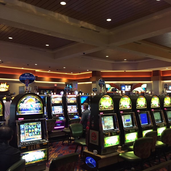 รูปภาพถ่ายที่ Snoqualmie Casino โดย Stephen L. เมื่อ 10/14/2015